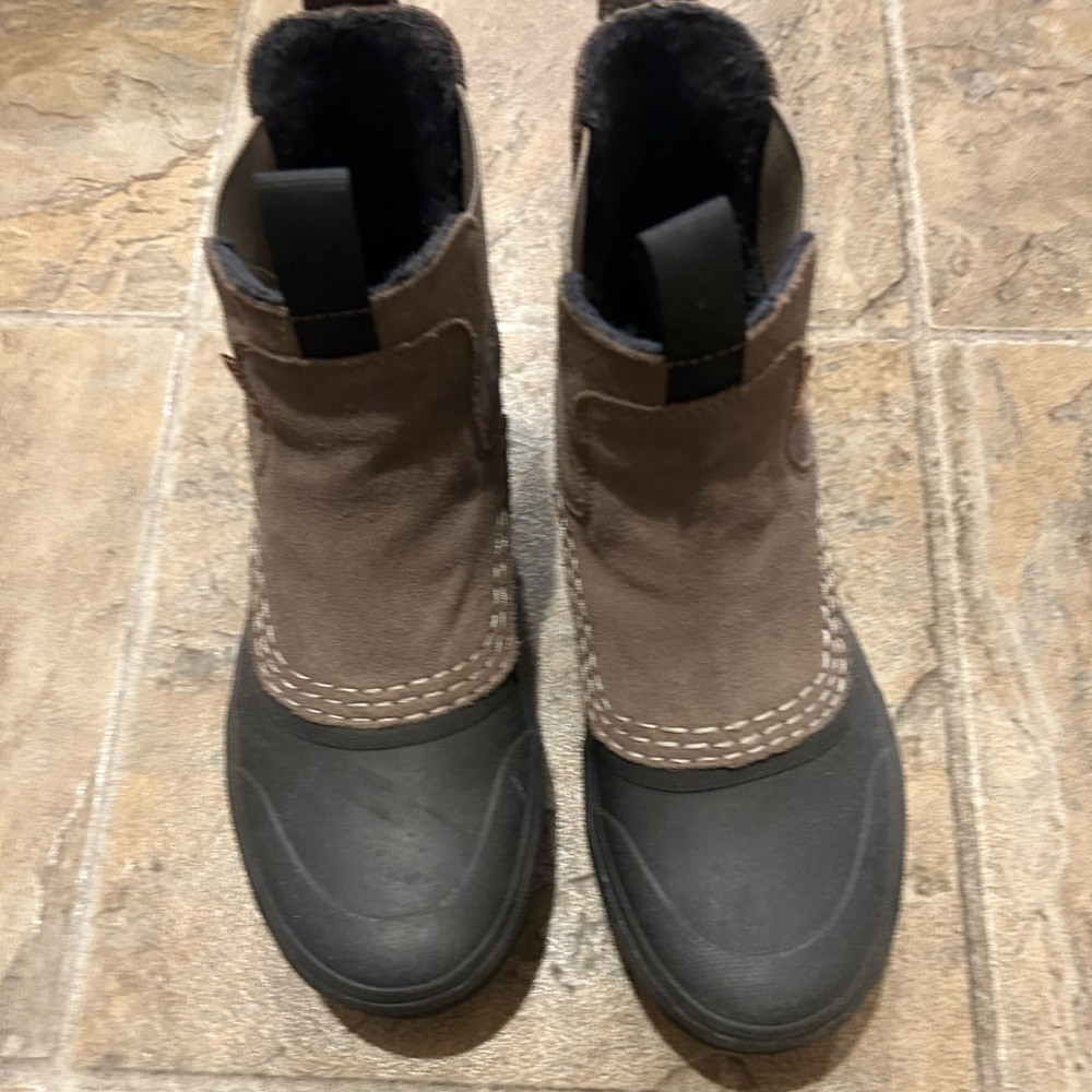 Vans waterproof Chelsea Boots.